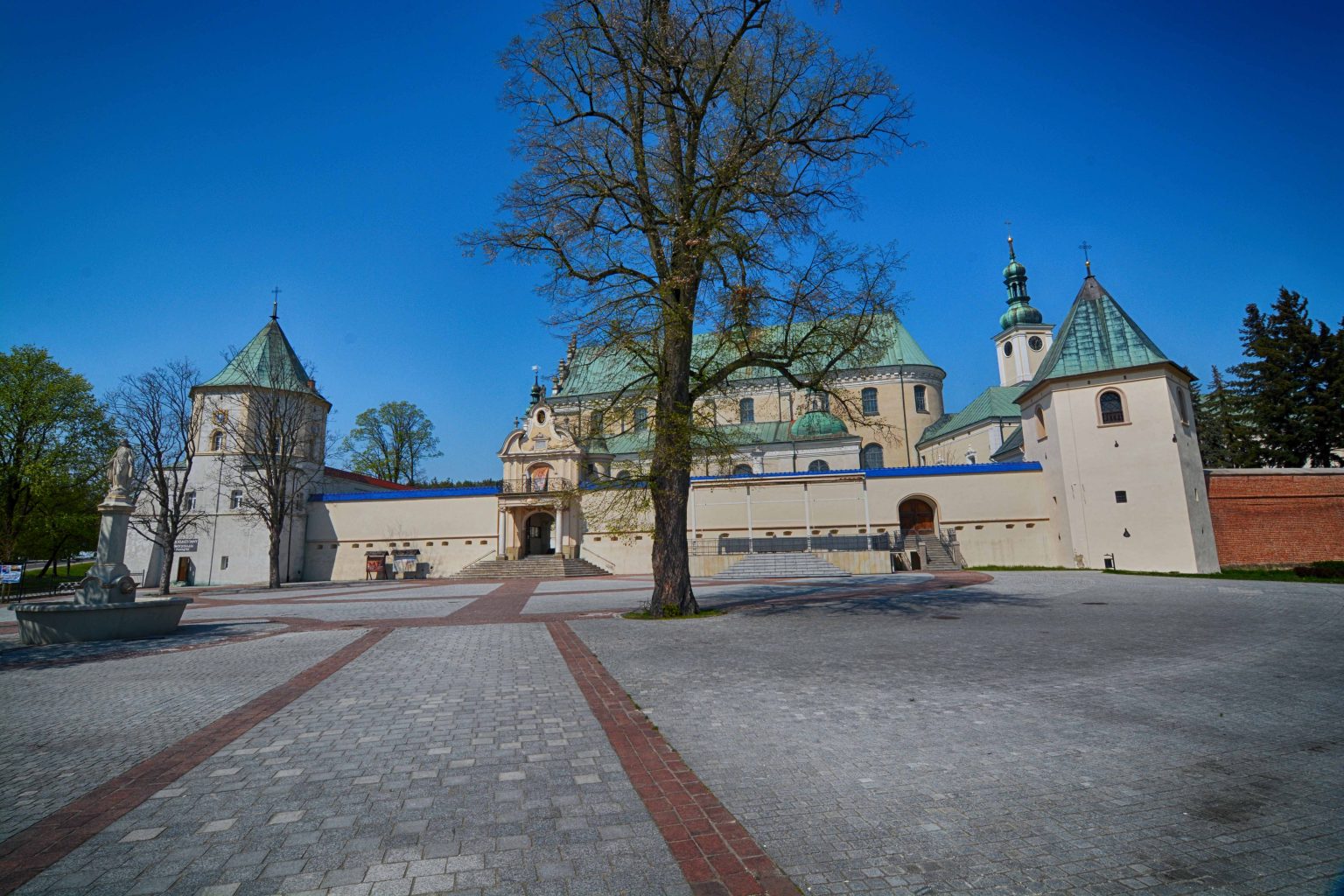 le-ajsk-zesp-klasztoru-oo-bernardyn-w-polskie-pomniki-historii